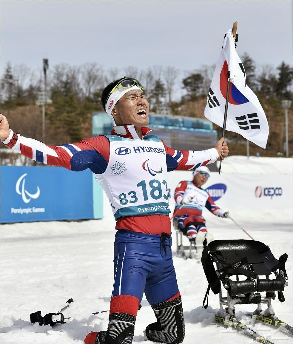 한국 동계패럴림픽 사상 첫 금메달을 획득한 신의현이 태극기를 들고 기뻐하고 있다 (사진 제공=대한장애인체육회)