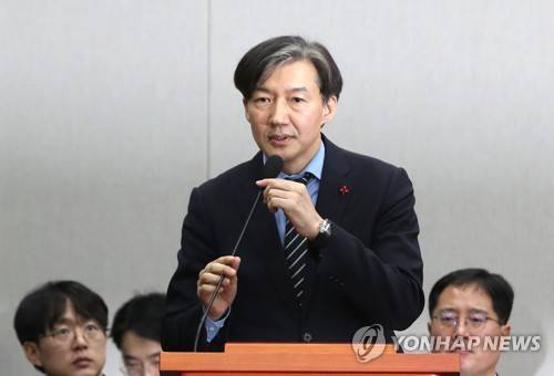 업무보고 하는 조국 민정수석 (서울=연합뉴스) 최재구 기자 = 조국 청와대 민정수석이 31일 국회에서 열린 운영위원회에서 업무보고를 하고 있다. jjaeck9@yna.co.kr