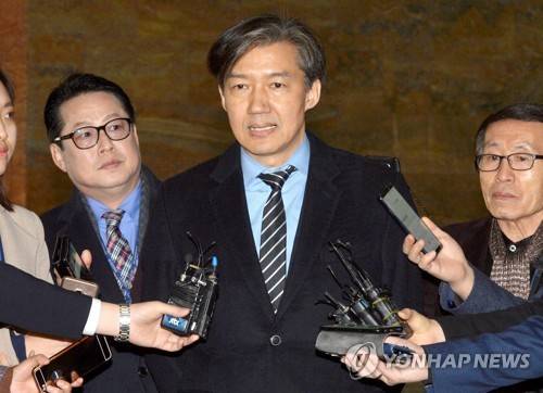 취재진 질문에 답변하는 조국 수석 (서울=연합뉴스) 김주형 기자 = 조국 청와대 민정수석이 31일 운영위원회에 참석하기 전 국회 본청에서 취재진의 질문에 답하고 있다. kjhpress@yna.co.k