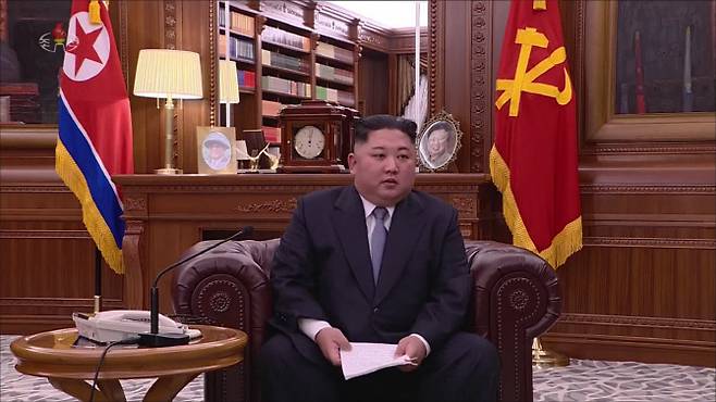 김정은 북한 국무위원장이 1일 오전 9시에 노동당 중앙위원회 청사에서 육성으로 신년사를 발표하고 있다. 김정은 위원장은 예전과 달리 올해는 소파에 앉아 신년사를 발표했다.(사진=연합뉴스)