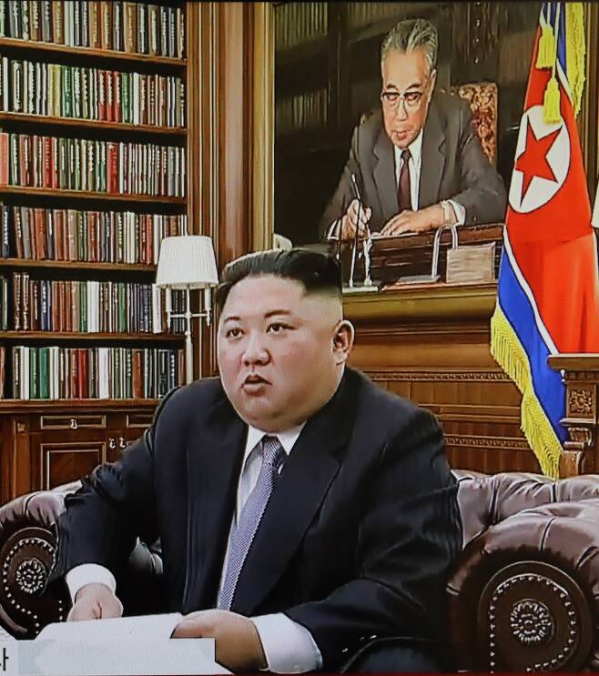 김정은 북한 국무위원장이 1일 오전 노동당 중앙위원회 청사에서 신년사를 발표하고 있다. [뉴스1]