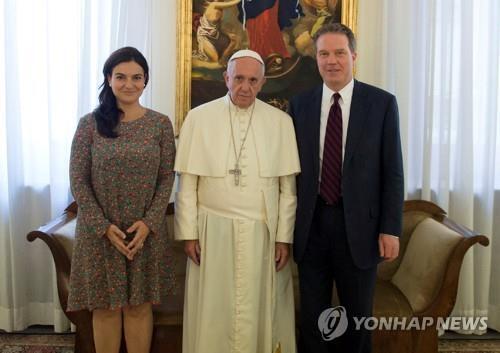프란치스코 교황(가운데)과 그렉 버크 교황청 대변인(오른쪽), 팔로마 가르시아 오베헤로 부대변인. [로이터=연합뉴스]