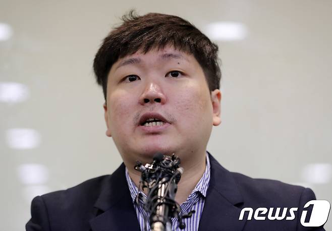 신재민 전 기획재정부 사무관이 2일 오후 서울 강남구 역삼동의 한 빌딩에서 입장을 밝히고 있다. 2019.1.2/뉴스1 © News1 이재명 기자
