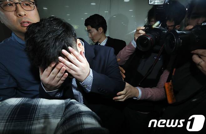 신재민 전 기획재정부 사무관이 2일 오후 서울 강남구 역삼동의 한 빌딩에서 입장을 밝힌 후 나서고 있다. 2019.1.2/뉴스1 © News1 이재명 기자