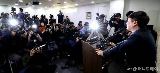  신재민 전 기획재정부 사무관이 2일 오후 서울 강남구 역삼동의 한 빌딩에서 입장을 밝히고 있다.