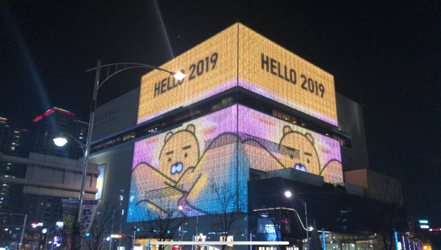 카카오프렌즈 캐릭터 ‘라이언’이 등장하는 ‘HELLO 2019’ 영상을 투사한 현대백화점 대구점의 미디어파사드. /사진제공=카카오
