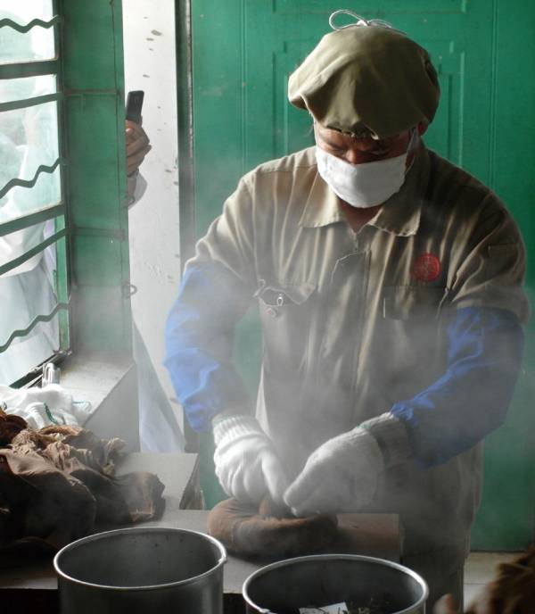 보이차의 모양을 잡아가는 기술자 ⓒ 서영수 제공