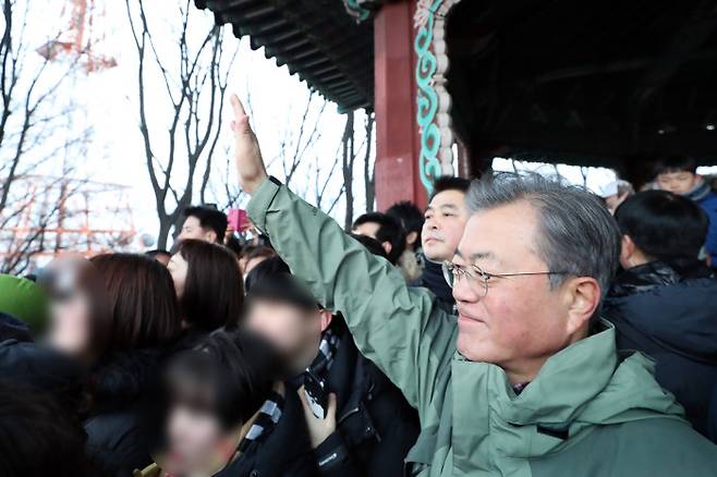 문재인 대통령이 새해 첫날인 1일 오전 서울 남산 팔각정에서 시민들과 함께 해돋이를 보고 있다. 청와대 제공