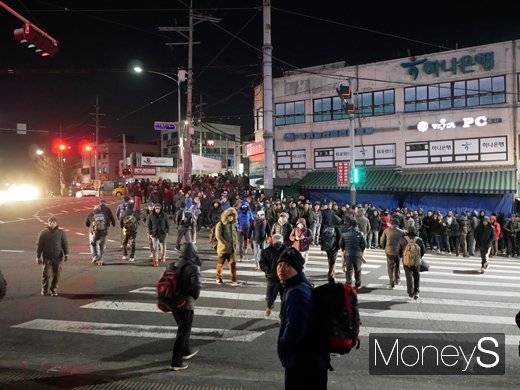 지난 3일 오전 5시 서울 지하철 7호선 남구로역 사거리. 하나은행 주변으로는 주로 조선족, 중국인 근로자가 모인다./사진=강영신 기자