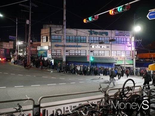 오전 4시30분 즈음의 하나은행 앞. 외국인 근로자들로 길게 줄이 이어졌다. /사진=강영신 기자