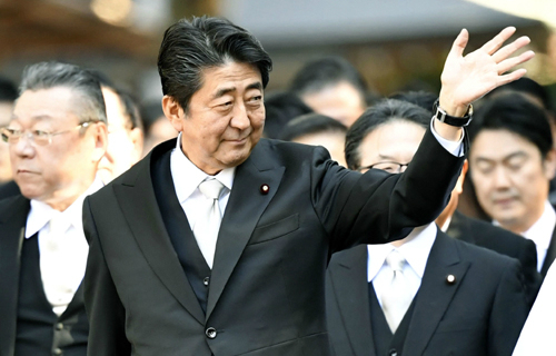 아베 신조(安倍晋三) 일본 총리가 4일 일본 보수의 성지로 알려진 이세(伊勢)신궁을 참배하며 시민들에게 손을 흔들고 있다.