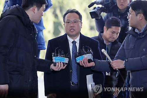 '직원 상습 폭행 의혹' 송명빈 마커그룹 대표 경찰 소환 (서울=연합뉴스) 박동주 기자 = 직원을 상습 폭행한 혐의로 고소된 송명빈 마커그룹 대표가 3일 오전 피의자 신분으로 조사받기 위해 서울 강서경찰서로 들어서고 있다. 2019.1.3 pdj6635@yna.co.kr