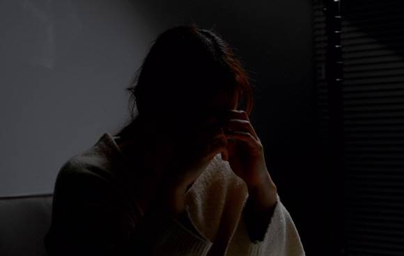 한 때 연인이었던 남자에게 성관계 동영상 유포 피해를 당한 서주영(가명)씨가 지난달 서울 자신의 집에서 서울신문과 인터뷰 도중 북받친 감정에 눈물을 흘리고 있다. 박지환 기자 popocar@seoul.co.kr 한 때 연인이었던 남자에게 성관계 동영상 유포 피해를 당한 서주영(가명)씨가 지난달 서울 자신의 집에서 서울신문과 인터뷰 도중 북받친 감정에 눈물을 흘리고 있다. 박지환 기자 popocar@seoul.co.kr