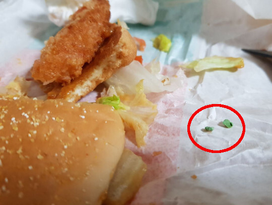 맥도날드 새우버거에서 발견된 에폭시 재질 플라스틱 조각(원 안). 독자 제공