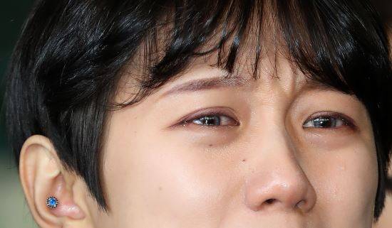 유튜버 양예원 씨가 9일 오전 서울 마포구 서부지법에서 열린 '비공개 촬영회' 모집책 최모(45·구속)씨의 강제추행 및 성폭력 범죄 등에 관한 특례법상 동의촬영물 유포 혐의에 대한 선고공판이 끝난 뒤 눈물을 머금고 있다. 뉴시스