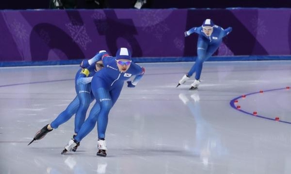 지난해 2월 19일 열린 평창동계올림픽 스피드스케이팅 여자 팀 추월 준준결승에서 김보름·박지우가 노선영보다 한참 앞서 달리는 모습이 논란을 불러 일으켰다./오종찬 기자
