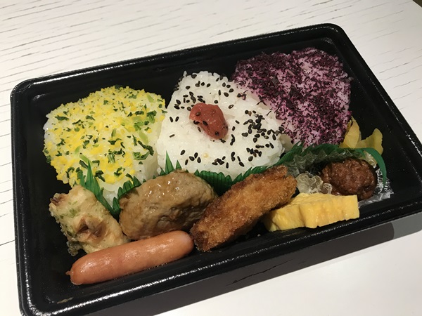 동생이 일본 여행 중에 먹었다는 편의점 도시락. 사각형 용기 안에 옹기종기 담긴 음식들에서 정갈함을 엿볼 수 있다.