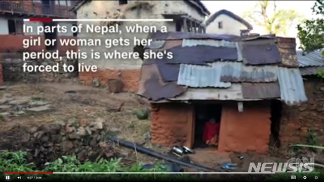 【서울=뉴시스】네팔에서 생리하는 여성을 격리조치하는 오두막의 모습.(사진출처: CNN 영상 캡쳐) 2019.01.11.