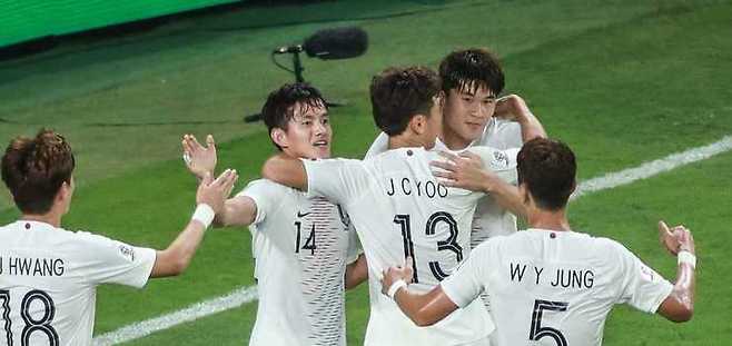 김민재(뒷쪽 맨오른쪽)가 전반 41분 헤딩 결승골을 넣은 뒤 동료들과 함께 기쁨을 나누고 있다. 아시아축구연맹(AFC) 홈페이지