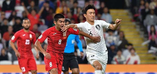 황인범(오른쪽)이 키르기스스탄 선수와 몸싸움을 하고 있다. 아시아축구연맹 홈페이지