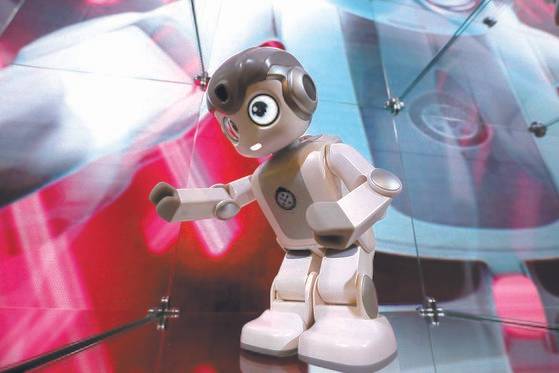 9일(현지시간) 미국 네바다주 라스베이거스 컨벤션센터에서 열린 '2019 국제전자제품박람회(CES)' 유비테크 부스에 휴머노이드 로봇 알파 미니가 전시돼 있다. [라스베이거스=뉴스1]