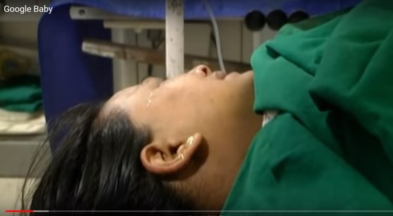 인도 출신의 한 대리모 여성이 출산 후 눈물을 흘리는 모습. [사진 구글베이비 캡처]