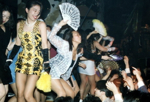 버블 절정기 나이트클럽에서 풍요로움을 만끽하는 일본 젊은층 모습. 당시 여성들 사이에서 '부채춤'이 크게 유행했다. 사진=마이니치신문 <활활 타오르는 버블 시대>