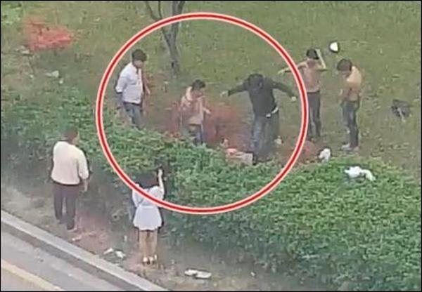 지난해 4월 광주광역시에서 발생한 집단 폭행 사건현장. 문신을 한 남성 등 성인 7명이 피해자를 폭행하는 모습. /인터넷 커뮤니티 캡처