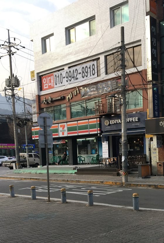 서울 쌍문동 덕성여대 앞 이마트24 쪽에서 바라본 세븐일레븐 쌍문점. 두 편의점 간 거리는 직선으로 45m, 횡단보도를 포함한 보행거리로는 57m다. 최연수 기자.