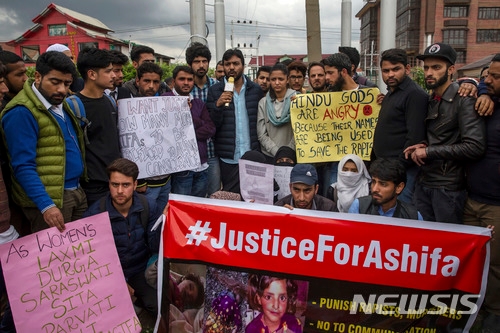 지난해 1월 납치된 후 1주일 뒤 성폭행당한 시신으로 발견된 8살 소녀 아시파의 살해에 항의하는 시위가 11일 인도령 카슈미르의 스리나가르에서 열리고 있다. 그러나 급진 힌두단체 회원 수천명은 지난해 4월12일 한 힌두교 사원 안에서 무슬림 소녀를 성폭행한 혐의로 체포된 힌두교도 남성 6명이 무죄라며 이들의 석방을 요구하는 시위 행진을 벌였다. 6명 중 2명은 현직 경찰관이다./사진=뉴시스