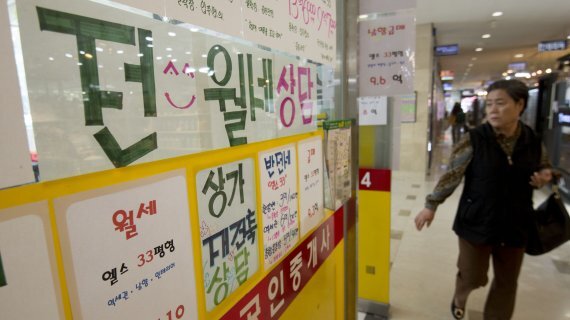 서울 강남·서초·송파 등 가격 상승을 주도했던 지역의 아파트들은 한달에 1억원씩 가격이 급락하고 있다. 9·13 대책이전 1년여 동안 서울아파트 매매가격은 20% 이상 폭등한 만큼 하락폭이 좀 더 지속될 것이라는 분석이다.
