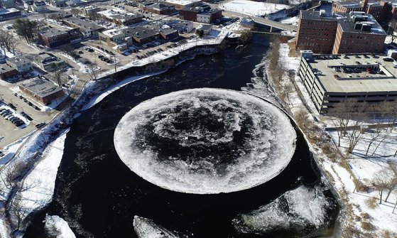 미국 메인 주 웨스트브룩 프리섬스코트 강에 등장한 지름 100m에 육박하는 거대한 원형 얼음판. [사진 웨스트브룩 시]