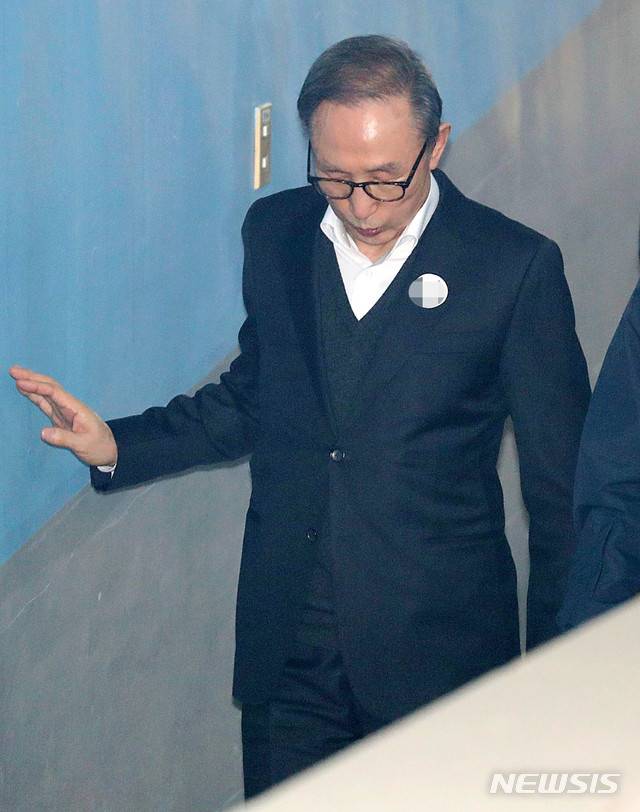 【서울=뉴시스】추상철 기자 = 이명박 전 대통령이 지난 11일 오후 서울 서초구 서울중앙지방법원에서 '다스 의혹'과 관련 항소심 2차 공판에 출석하기 위해 호송차서 내려 법정으로 향하고 있다. 2019.01.11. scchoo@newsis.com