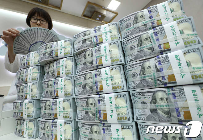 서울 중구 KEB 하나은행 위변조대응센터에서 직원이 달러 지폐를 점검하고 있다.  © News1 신웅수 기자