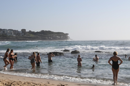 2019년 1월 16일 호주 남동부 뉴사우스웨일스의 한 바닷가에 사람들이 나와 물놀이를 하고 있다. 이날 기온은 오전 9시 기준 40도를 넘었다. /AP=연합뉴스