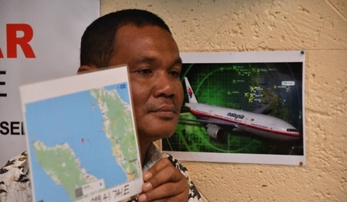 2019년 1월 16일 인도네시아 어민 루슬리 후스민(42)이 말레이시아 슬랑오르주 수방자야에서 열린 기자회견에서 말레이시아 항공 MH370편이 추락한 장면을 목격했다고 주장하며 추락 장소의 좌표를 공개하고 있다. [프리말레이시아투데이 홈페이지 캡처=연합뉴스]