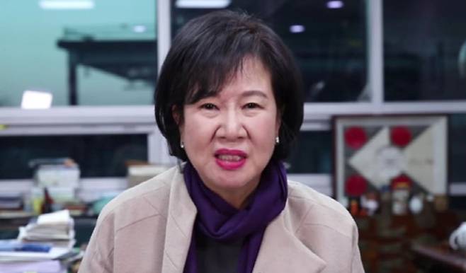 더불어민주당 손혜원 의원이 지난 17일 유튜브 방송에서 ‘목포 문화재거리 투기’ 의혹에 대해 입장을 밝히고 있다. 유튜브 캡처