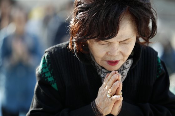 수능시험이 치러진 지난해 11월 15일 오전 서울 종로구 조계사에서 수험생 학부모들이 간절히 기도하고 있다. [뉴스1]