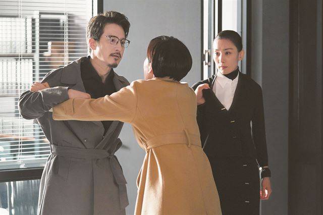 자신의 딸을 맡긴 입시 코디네이터가 학교 시험 문제를 빼 내 딸이 100점을 맞았다. 부모는 어떤 선택을 해야 할까. JTBC 드라마 'SKY캐슬'은 입시 문제에 도덕과 욕망 사이 갈팡질팡할 수 밖에 없는 부모들의 속물 근성을 현실감 있게 다룬다. 제이콘텐트리 제공