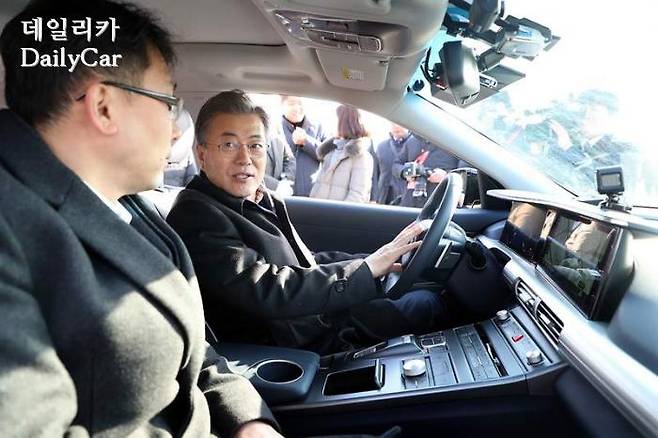 넥쏘 자율주행차를 시승중인 문재인 대통령(제공: 청와대)