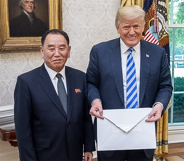 김영철은 지난해  6월 1월 백악관을 방문했을 때 트럼프 대통령에게 두 손으로 김정은 위원장의 친서를 전달했다. 친서의 크기 또한  지난해에 비해 많이 줄었다.