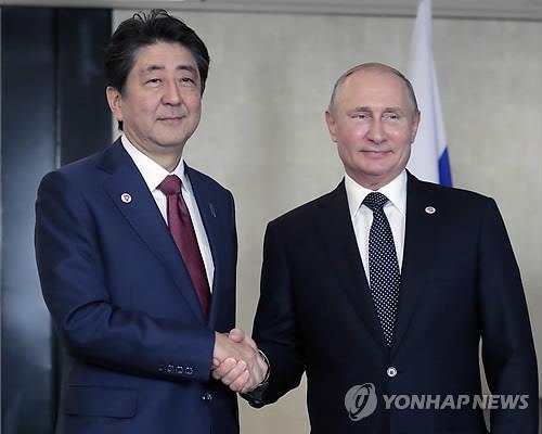 아베 일본 총리(왼쪽)와 푸틴 러시아 대통령 [EPA=연합뉴스 자료사진]