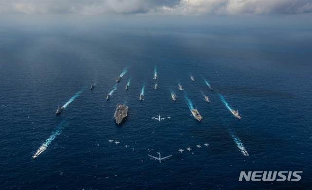 미국 해군 최강 로널드 레이건 항모전단이 해상에서 작전 대형으로 항행하며 그 위용을 과시하고 있다.(사진출처: 미국 해군 홈페이지 캡처)
