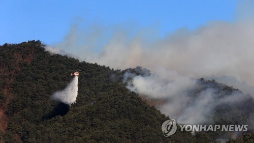 산불 진화하는 산림청 헬기 [연합뉴스 자료사진]