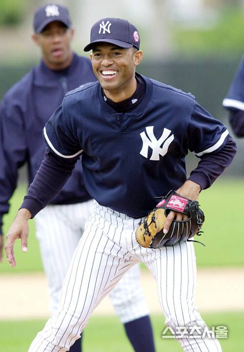 뉴욕양키스 스프링캠프가 열리고 있는 플로리다 템파의 레젼드필드(legend field)를 찾았다. 2000시즌 우승을 비롯해 모두 26회의 우승을 차지한 그야말로 메이저리그를 대표하는 팀이다. 포심패스트볼과 투심패스트볼 두가지만을 던지며 불을 끄는 소방수 마리아노 리베라(Mariano Rivera,뉴욕양키스 야구선수,오른).2001-03-26 스포츠서울DB