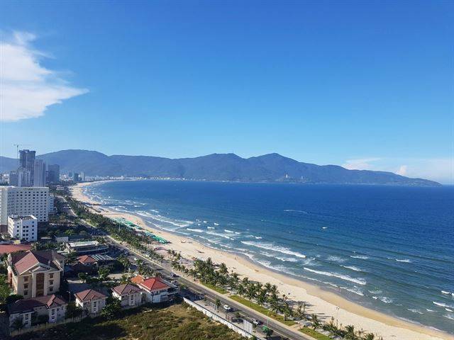 최근 몇 년 사이 ‘동남아 관광 1번지’로 부상한 베트남 중부 다낭의 해변 풍경. 아름다운 풍광과 연중 온화한 날씨로 단기 관광객들은 물론 1,2개월씩 지내기 위해 찾는 이들이 늘고 있다.