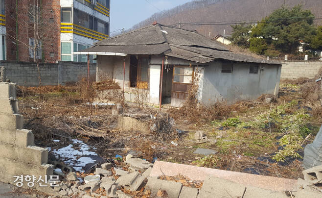 사람은 떠나고…지방을 지키는 빈집 경북 군위군 의흥면사무소 근처의 집이 벽은 무너지고 마당은 폐허가 된 채 버려져 있다. 인구가 줄고 있어 외곽으로 팽창하는 지역에선 이 같은 빈집들이 속출할 수 있다. 박용하 기자
