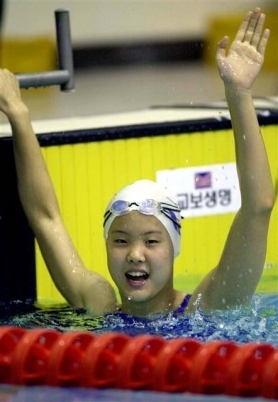 국내 중학교 재학 당시 수영 대회에 출전해 경기를 치른 뒤 자신의 기록을 확인하고는 팔을 뻗으며 기뻐하고 있는 장씨의 모습. 서울신문 DB