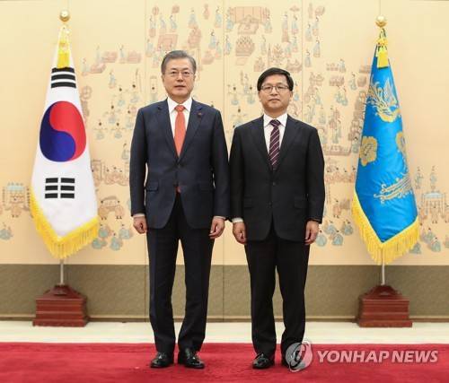 문 대통령, 조해주 중앙 선관위원과 기념 촬영 (서울=연합뉴스) 황광모 기자 = 문재인 대통령이 24일 오후 청와대에서 조해주 중앙선거관리위원회 위원에게 임명장을 수여한 뒤 기념 촬영을 하고 있다. 2019.1.24 hkmpooh@yna.co.kr