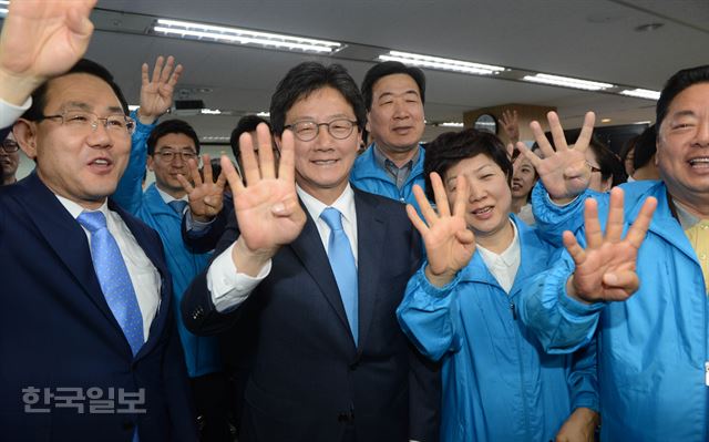 유승민 바른정당 후보가 9일 밤 서울 여의도 선거상황실을 방문한후 당사를 떠나자 당직자들이 유승민을 연호 하고 있다. 신상순 선임기자